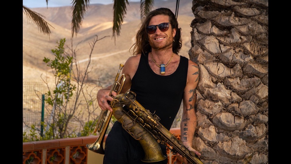Luca Simonelli con trompeta y saxofón, del vídeo de presentación de 2026