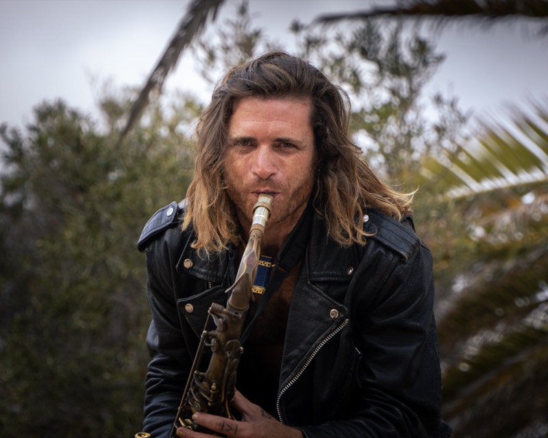 Luca Simonelli tocando el saxofón