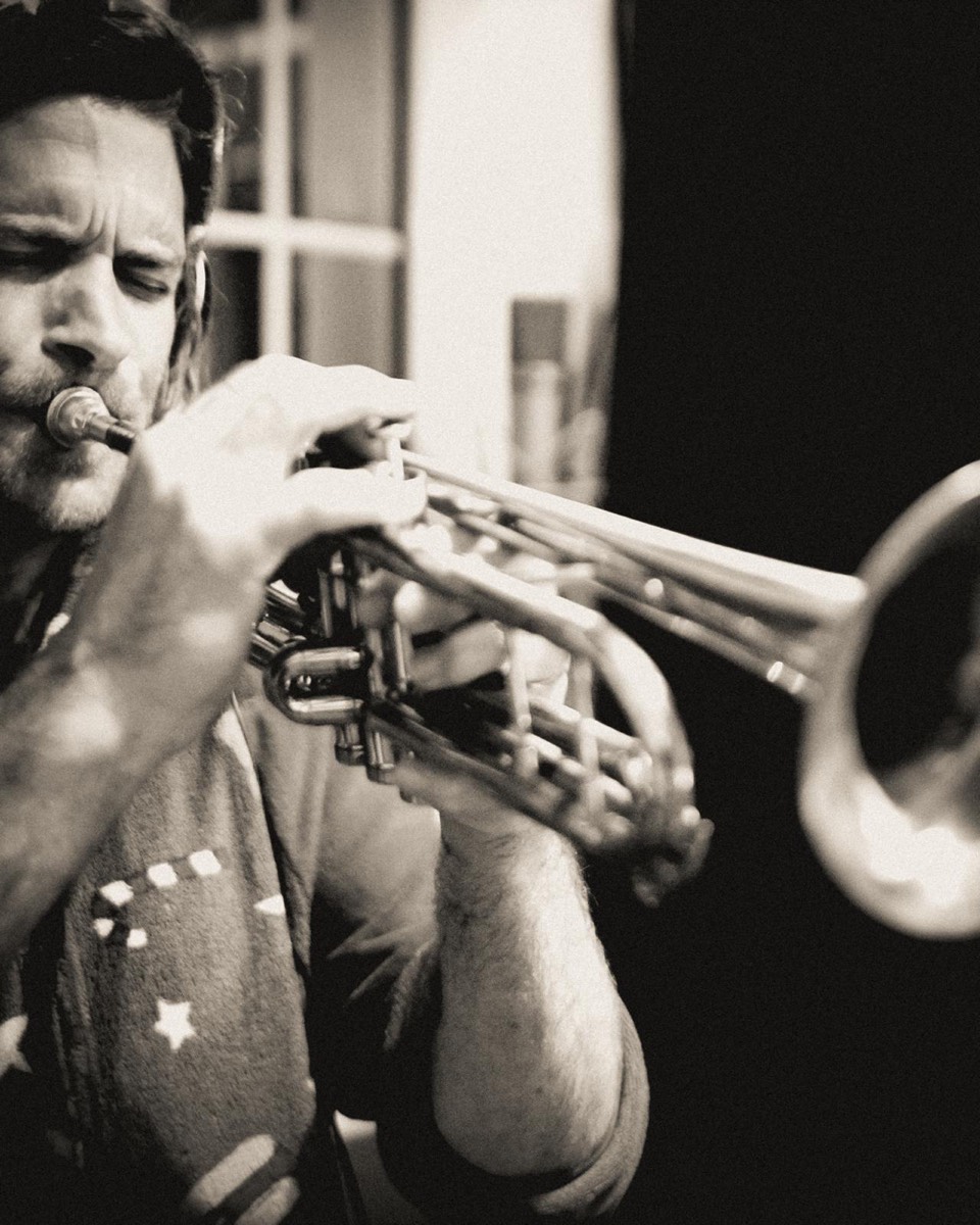 Luca Simonelli tocando la trompeta