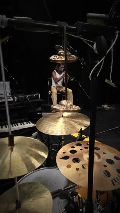 Virgo & Scorpio playing live, from the Deux Mondes debut album video